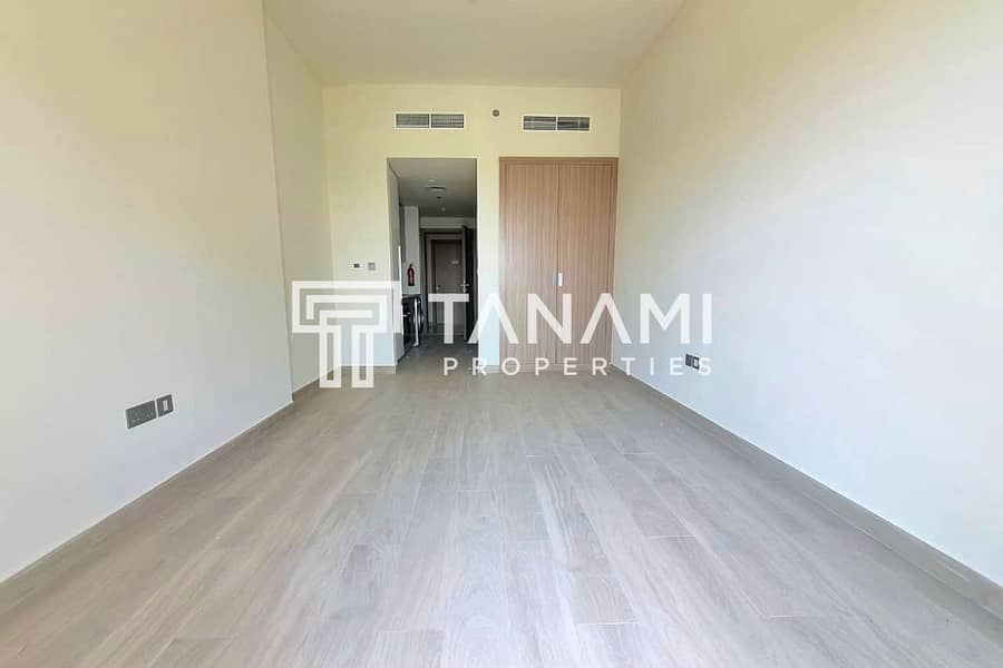 Brand New | Bright Studio | Main Boulevard View Brand New | Bright Studio | Main Boulevard View