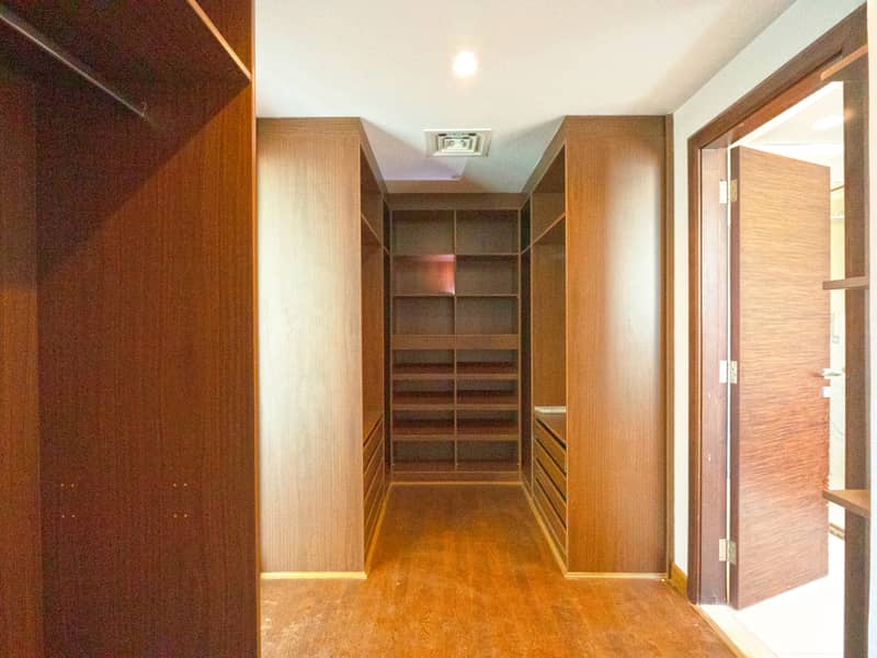 17 MB CLOSET. jpg