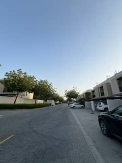 ارخص فيلا للايجار السنوي في الشارقه منطقه السيوح في افضل مشروع (نسمه ) 3 عرف مجلي وغرفه خادمه وغرفه غسيل و 4 حمام طابقين حدائق وملاعب كرة قدم
