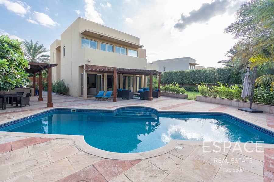 Large Garden - Private Pool - Immaculate