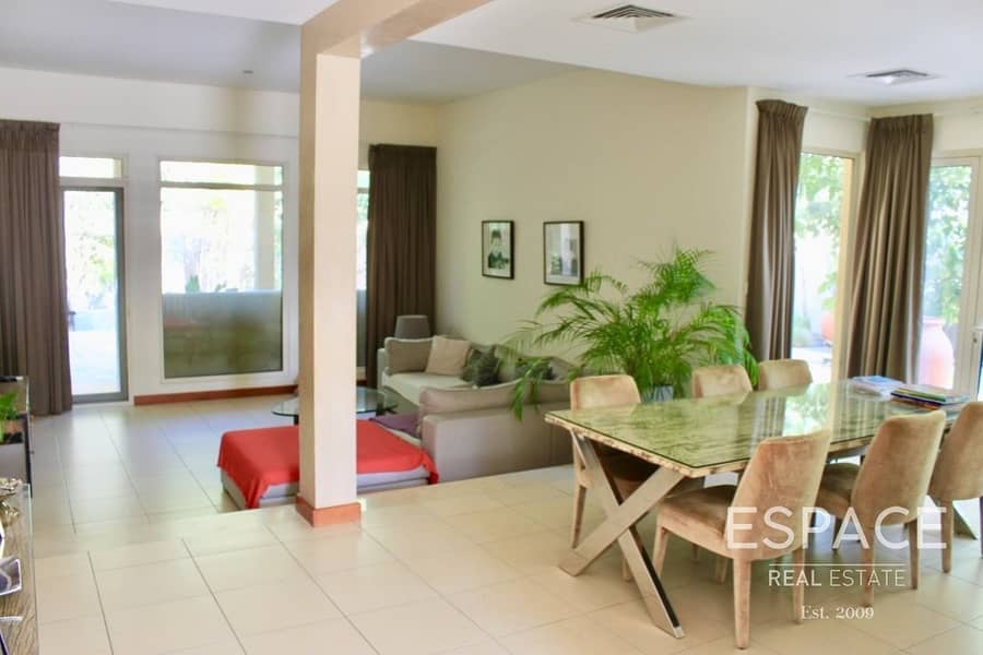 Stunning 3 Bedrooms with Fully Landscaped Garden with Pergola