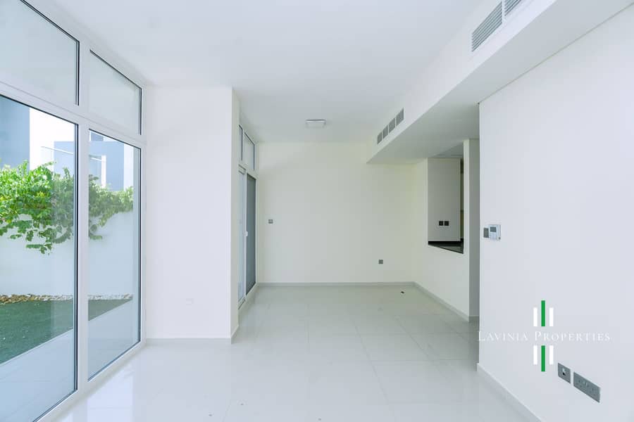 MIDDLE UNIT | READY TO MOVE | SPACIOUS BACKYARD MIDDLE UNIT | READY TO MOVE | SPACIOUS BACKYARD