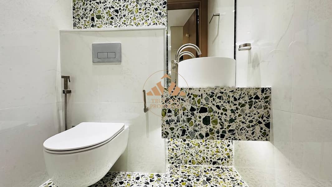 7 apt - bathroom (4). jpg