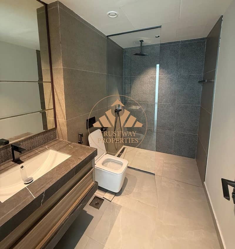 22 apt - bathroom FULL. jpg