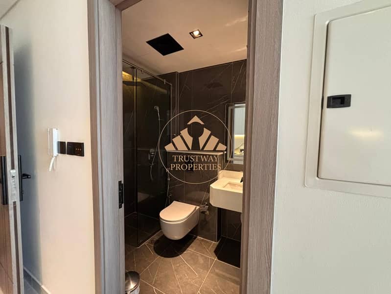 10 apt - bathroom. jpg