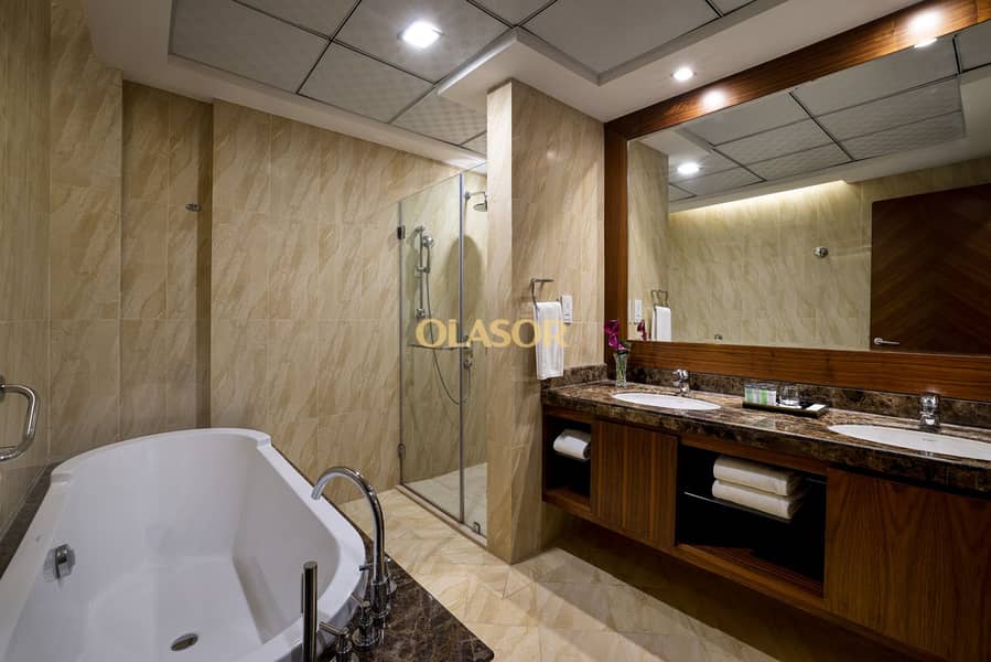 8 Premier Three Bedroom Penthouse_MB Bathroom. jpg