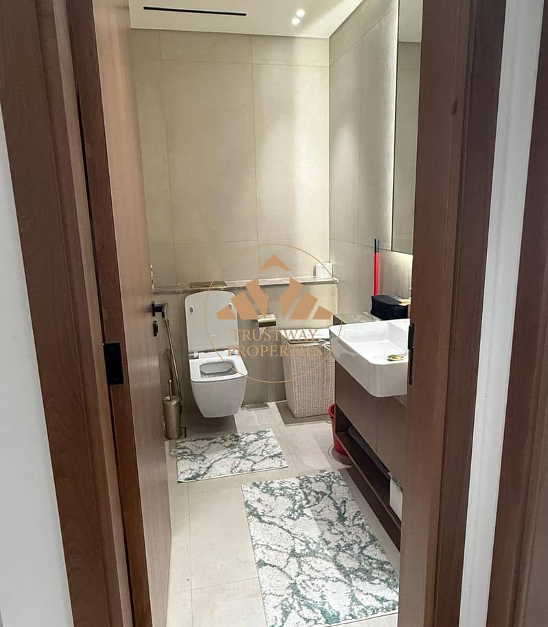 7 apt - bathroom. jpg