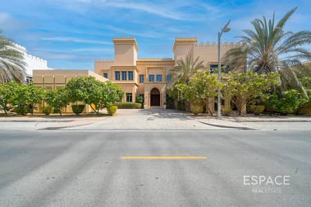 6 Bedroom Villa for Sale in Palm Jumeirah, Dubai - High Number | Wide Water Level | Skyline