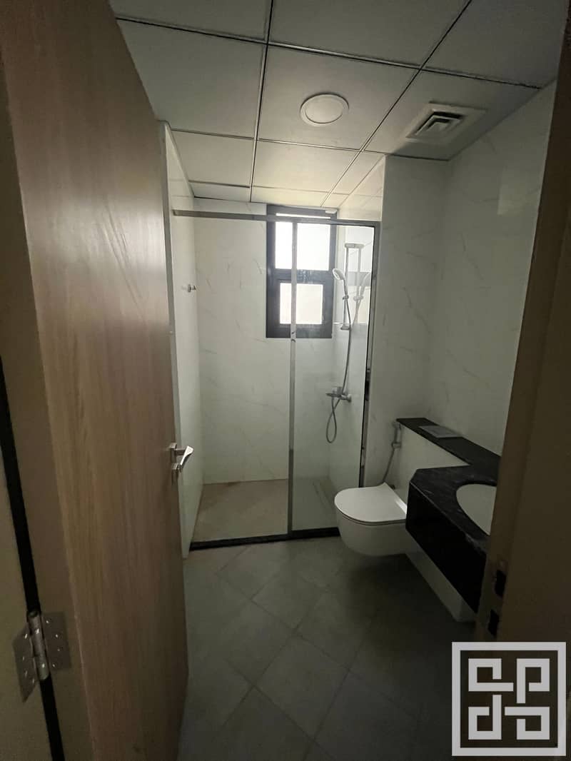 14 14 - Bathroom. JPG