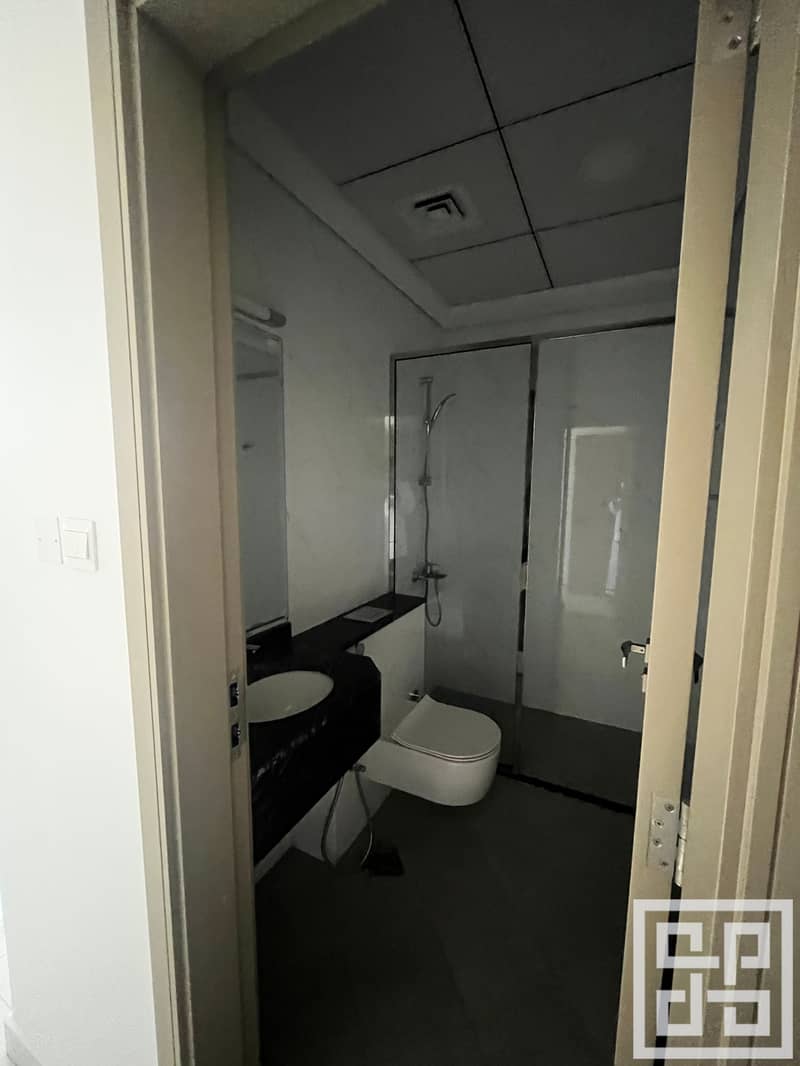 15 15 - Bathroom (Alternate Angle). JPG