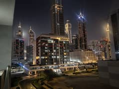 شقة للإيجار في جميرا جاردن سيتي، دبي، بجوار الشيخ زايد أوراد، غرفتين نوم وصالة، بسعر 85 ألف فقط