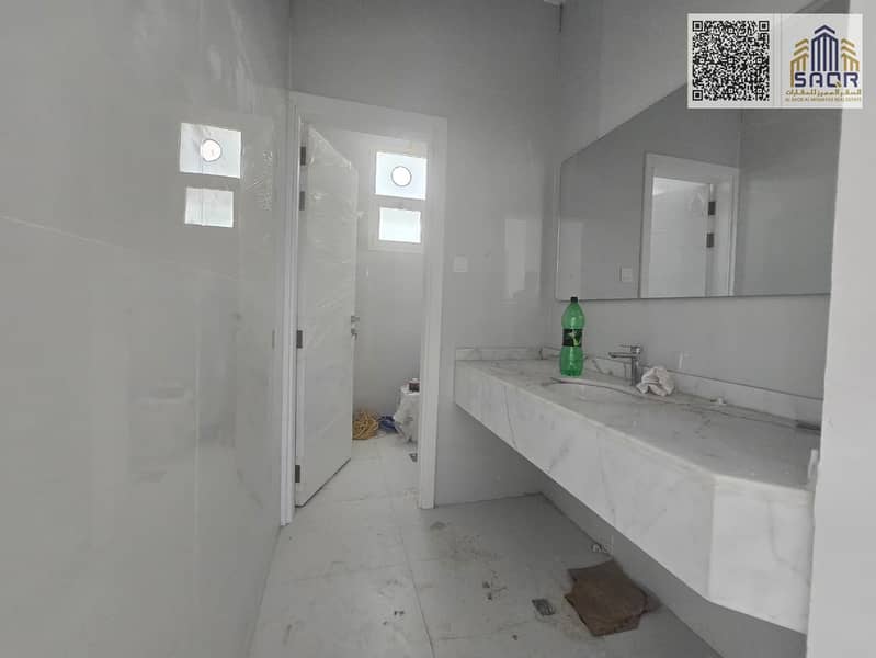 17 2f054c3c-37a4-4aa9-b9b9-cd28ba57c668. jpg