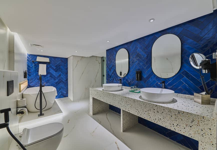 4 Bathroom. jpg