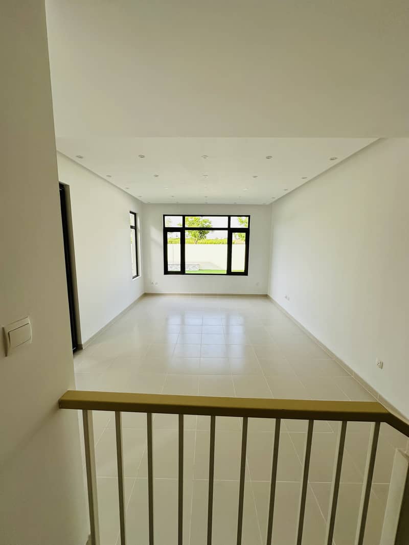 4 LIVING AREA. jpg