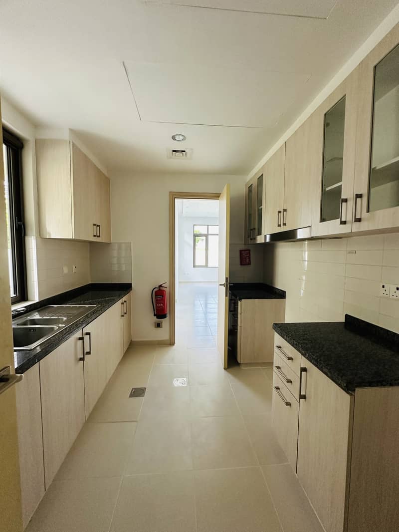 7 KITCHEN. jpg
