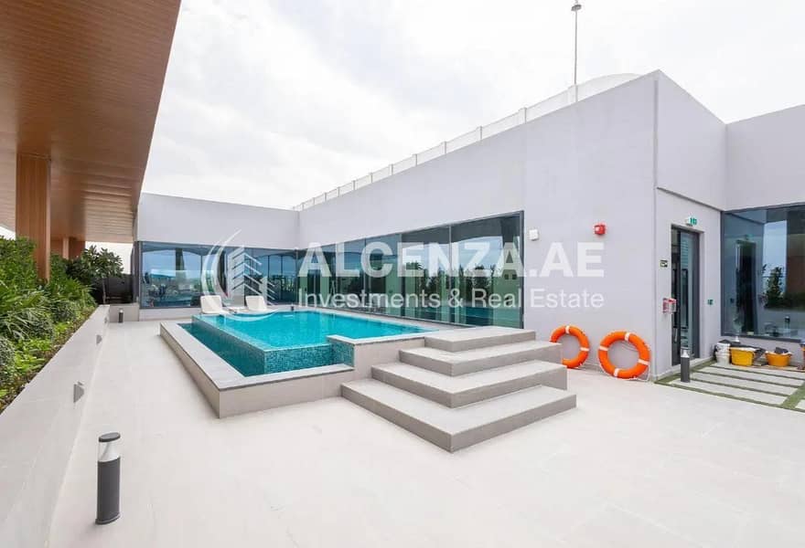 25 Avelon Boulevard poolk. jpg