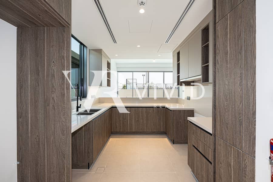 Single Row Villa | Padel Court | Large Plot - Image 7