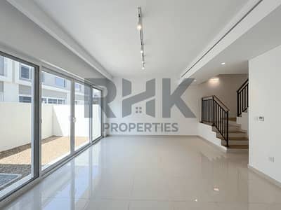 4 Schlafzimmer Townhouse zum zur Miete in DAMAC Hills 2 (Akoya by DAMAC), Dubai - Bright living room with staircase and garden access, Camelia townhouse Dubai