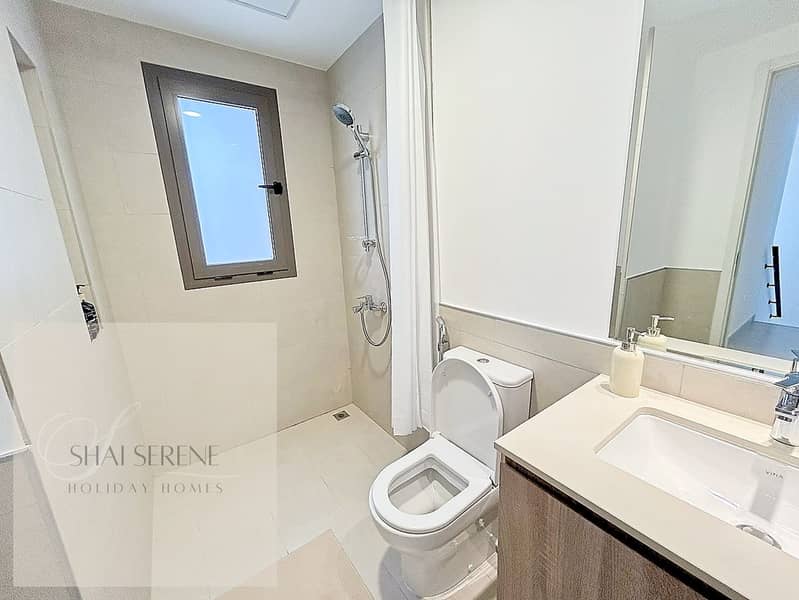 44 13. Shared Bathroom - IMG_5404. jpg