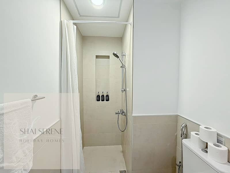 39 10. Bathroom (Shared) - IMG_5386. jpg