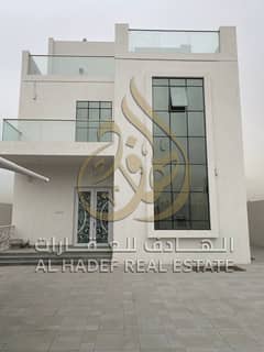 فيلا أول ساكن بالرحمانية 5500 قدم، 5 غرف منها 3 ماستر، صالة ومجلس ومطبخ كبير، تكييف مركزي وموقع هادئ للعائلات.