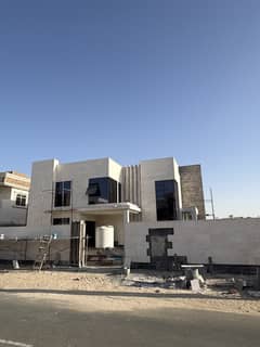 فيلا بتصميم عصري خاص ومساحات بناء واسعة، صُممت بعناية فائقة لتجمع بين الفخامة والعملية.