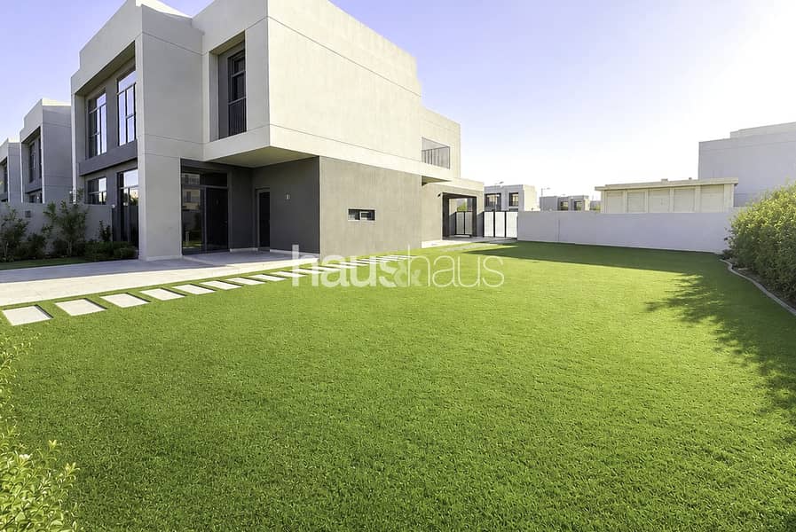 Largest Garden | Landscaped | Vacant Augus| Corner Largest Garden | Landscaped | Vacant Augus| Corner