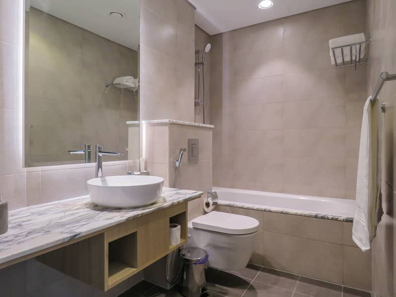 16 Bathroom (1). jpg