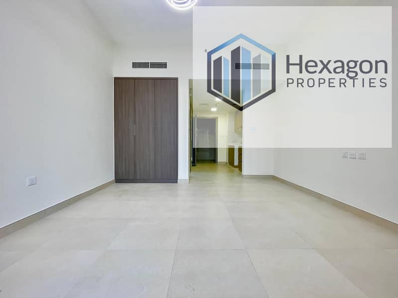 Open-Plan Studio | Glorious Central | Balcony & Pool Access - Image 3