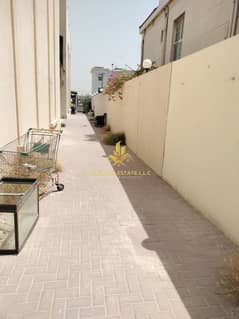 فيلا رائعة مكونة من 4 غرف نوم – غرفة نوم في الطابق الأرضي – غرفة خادمة – مسبح مشترك – صالة تلفزيون – مدخل خاص – حديقة خلفية واسعة – موقع مميز