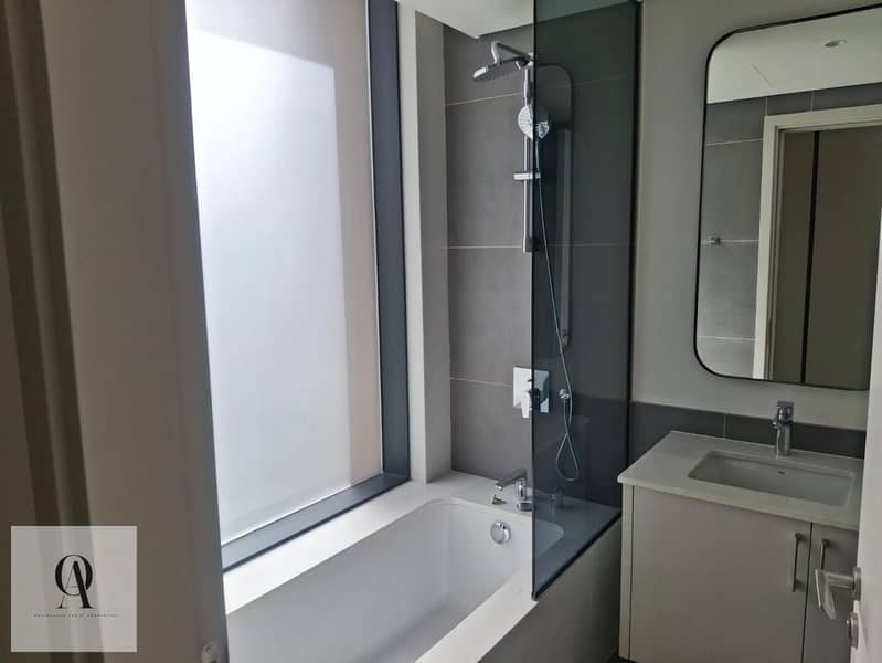 18 Bathroom. jpeg