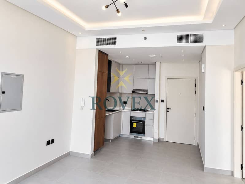 VACANT | LARGE BALCONY | MID FLOOR
