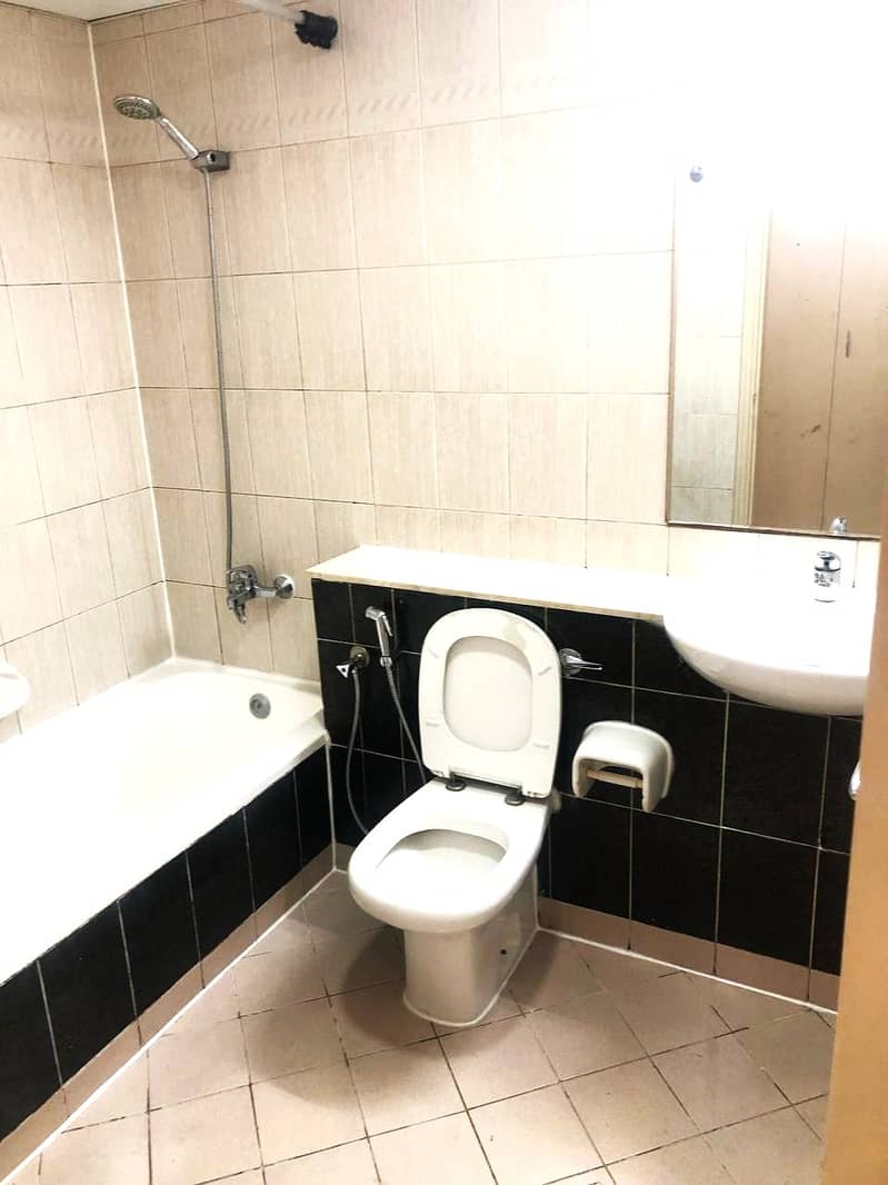8 Washroom. jpg