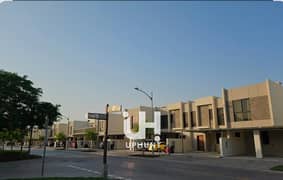 شقة واسعة بتصميم مميز، مفروشة بالكامل، في موقع استراتيجي، مناسبة للسكن والاستثمار، سعر الوحدة أقل من سعر السوق.