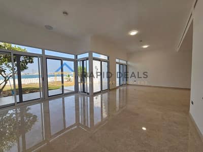 5 Bedroom Villa for Rent in Palm Jumeirah, Dubai - 5BR+M Luxurious Villa with Private Beach Access 5 Bedroom Villa for Rent in Palm Jumeirah, Dubai - 5BR+M Luxurious Villa with Private Beach Access