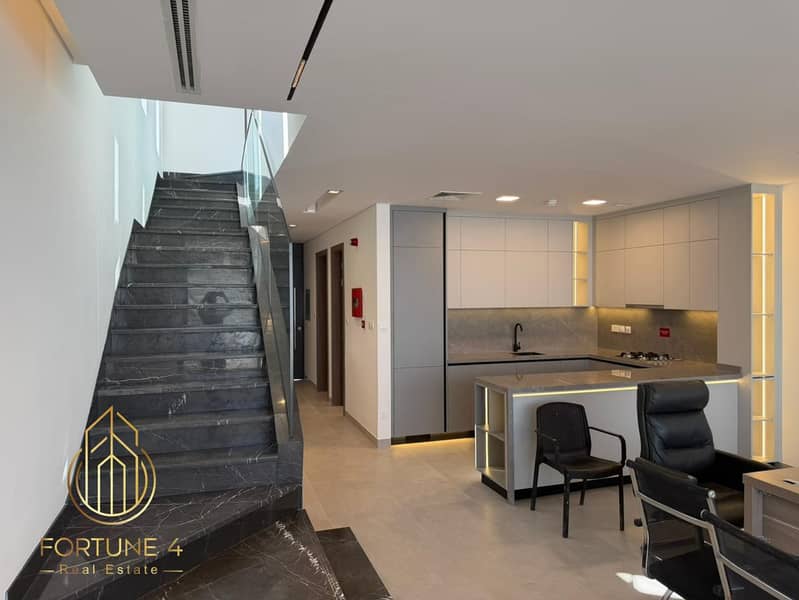 Spacious 4BR Villa | Prime Location | Q4 2027 - Image 1