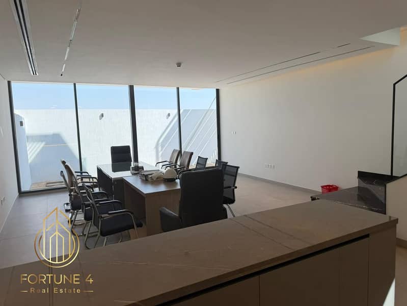 Spacious 4BR Villa | Prime Location | Q4 2027 - Image 2
