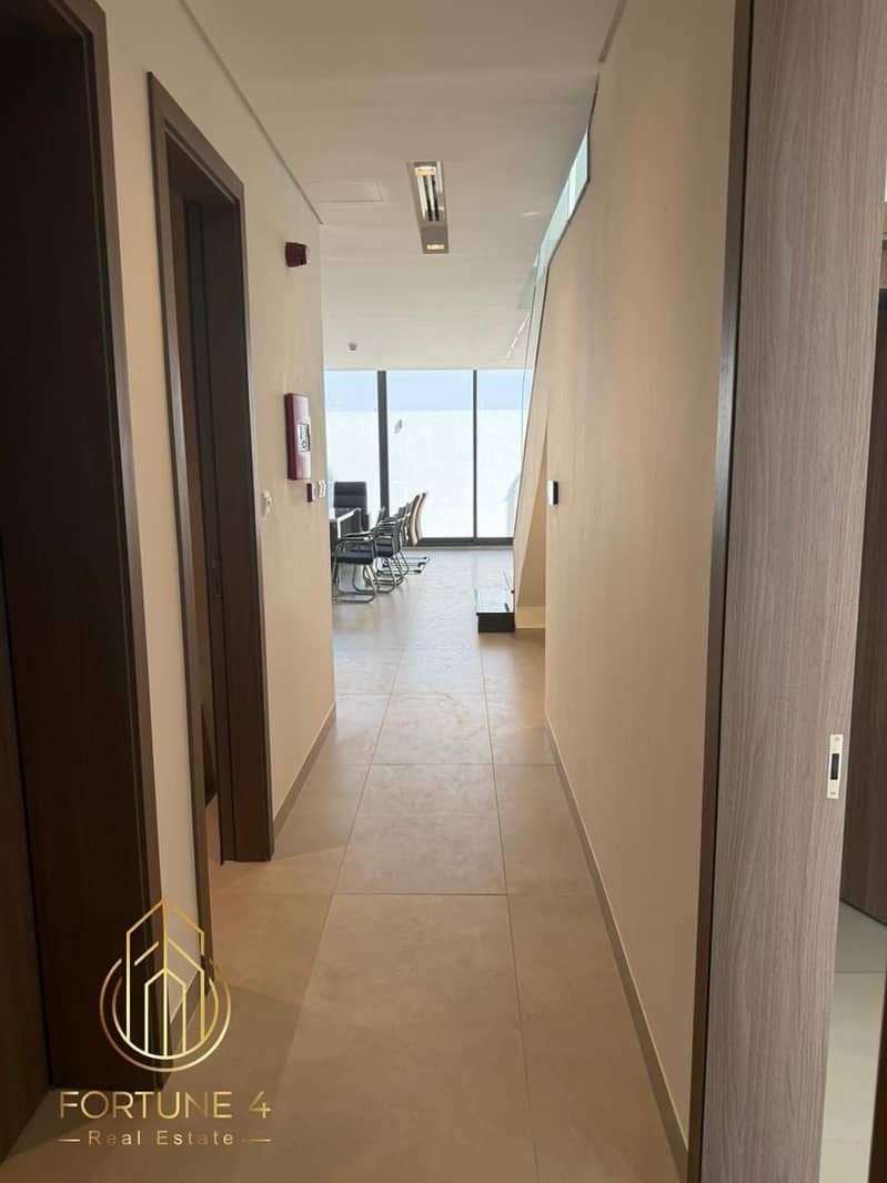 Spacious 4BR Villa | Prime Location | Q4 2027 - Image 9