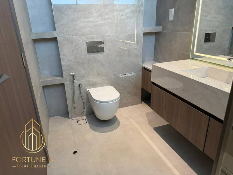 Spacious 4BR Villa | Prime Location | Q4 2027 - Image 11