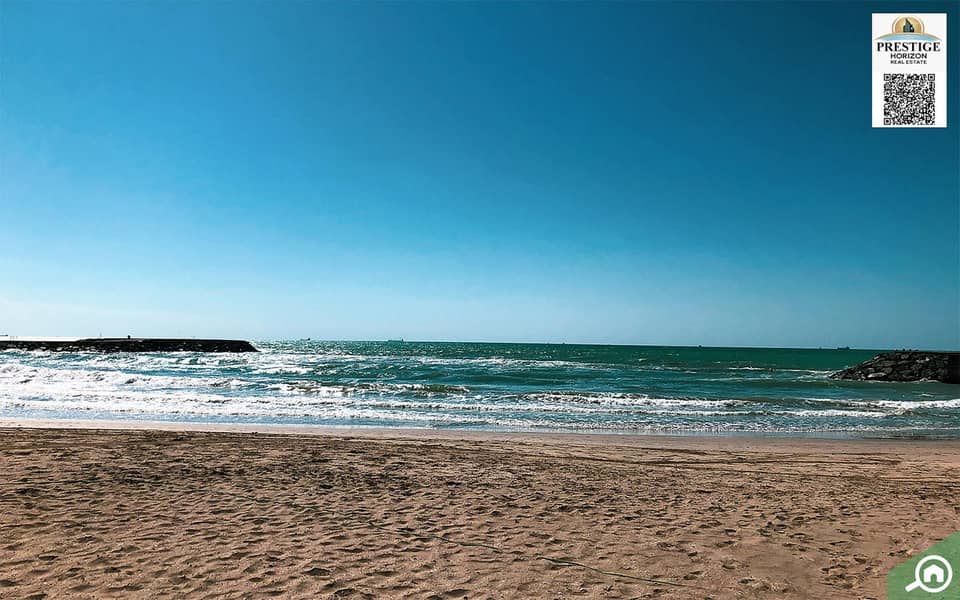 2 Ajman_beach_1_6fe270f9f4_4286087712. jpg