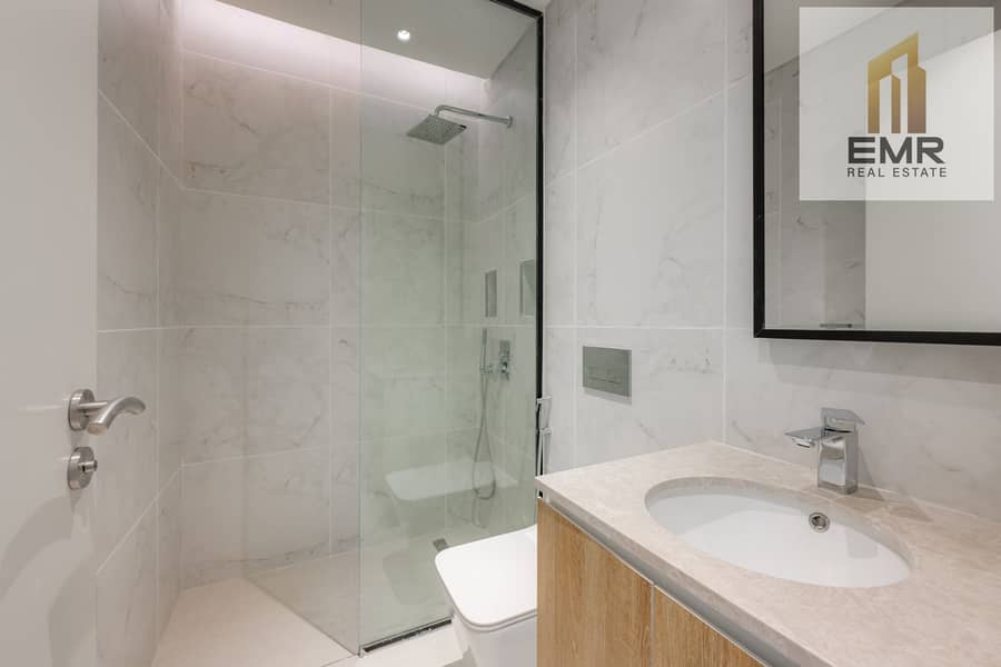 6 Bathroom. jpg