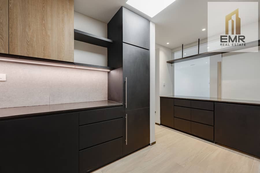 12 Kitchen2. jpg