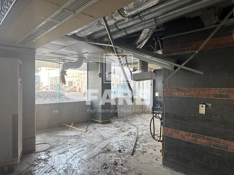 Huge Commercial Shop for Rent in Al Majaz 1 – Sharjah Prime location near Jamal Abdul Nasser Street and close to Al Wahda Street, in a vibrant and hi – pohled 2