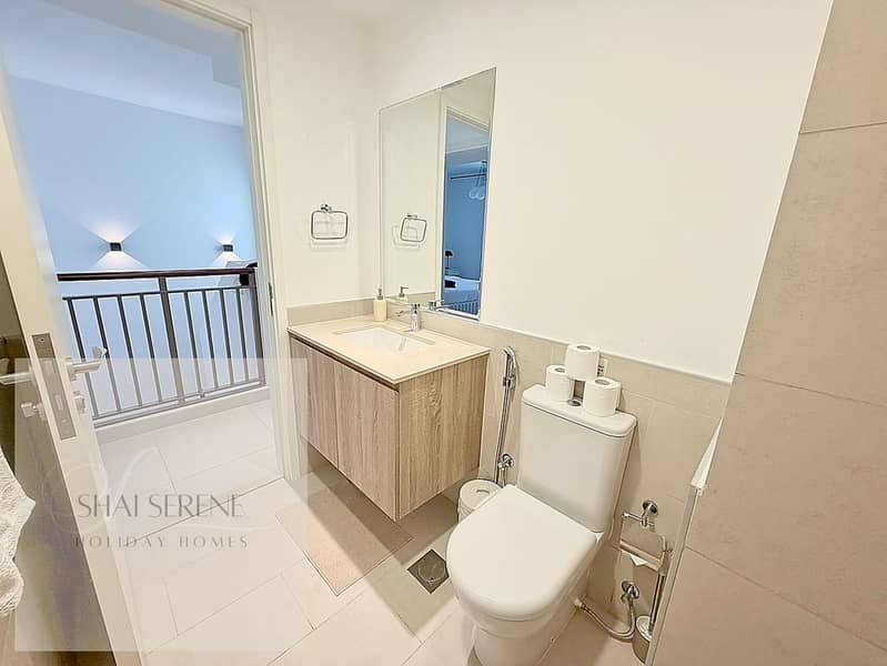 37 4. Shared Bathroom - #IMG_5037. jpg