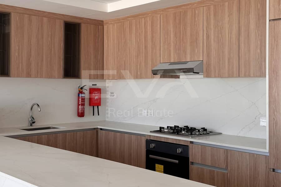 STUNNING SEA VIEW |GREAT PRICE | MODERN AND CLEAN - Image 3