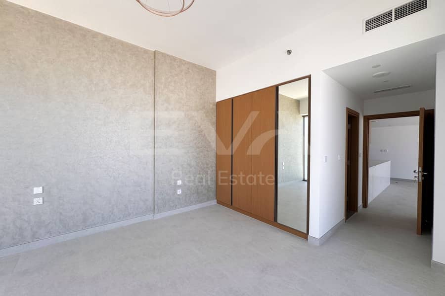 STUNNING SEA VIEW |GREAT PRICE | MODERN AND CLEAN - Image 8