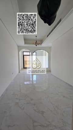شقه اول ساكن ثلاث غرف وصاله ومجلس مع باركن خاص ومسبح داخل البنايه