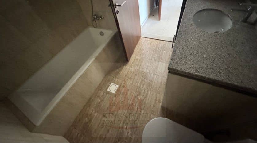 8 washroom. jpg