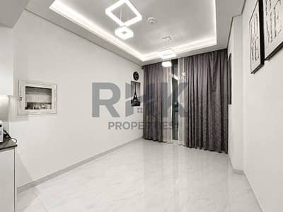 Monolocale in vendita a Dubai Studio City, Dubai - Samana Golf Avenue studio living area with LED cove lighting and marble flooring Monolocale in vendita a Dubai Studio City, Dubai - Samana Golf Avenue studio living area with LED cove lighting and marble flooring