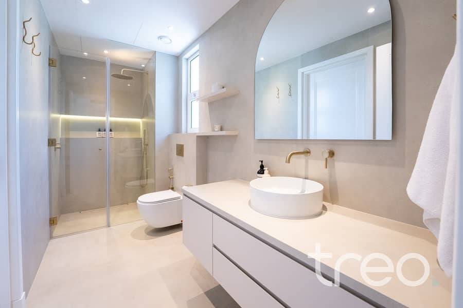 19 Family Bathroom. jpg